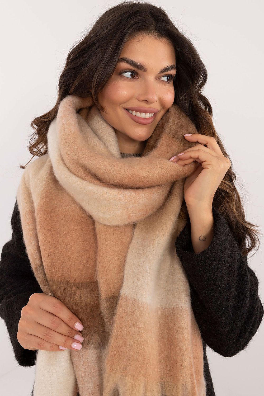 Shawl model 208263 AT