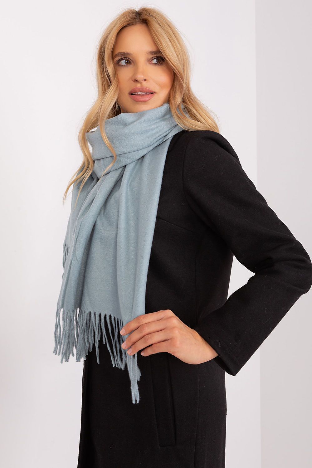  Shawl model 187609 Wool Fashion Italia 